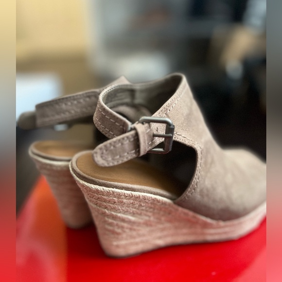 Cayla Microsuede Espadrille Wedge Pumps , Universal Thread - Picture 3 of 7